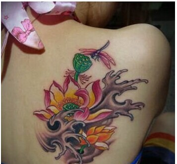 美女肩部漂亮莲花蜻蜓纹身图片 图片