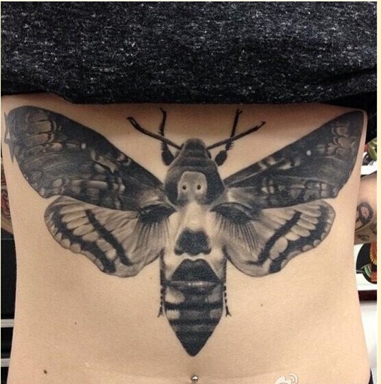 性感女性腰部蛾纹身图案图片