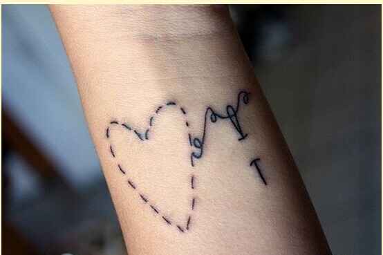手部爱心剪刀纹身图案欣赏图片