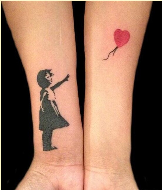 性感手臂漂亮女孩桃心纹身图案图片