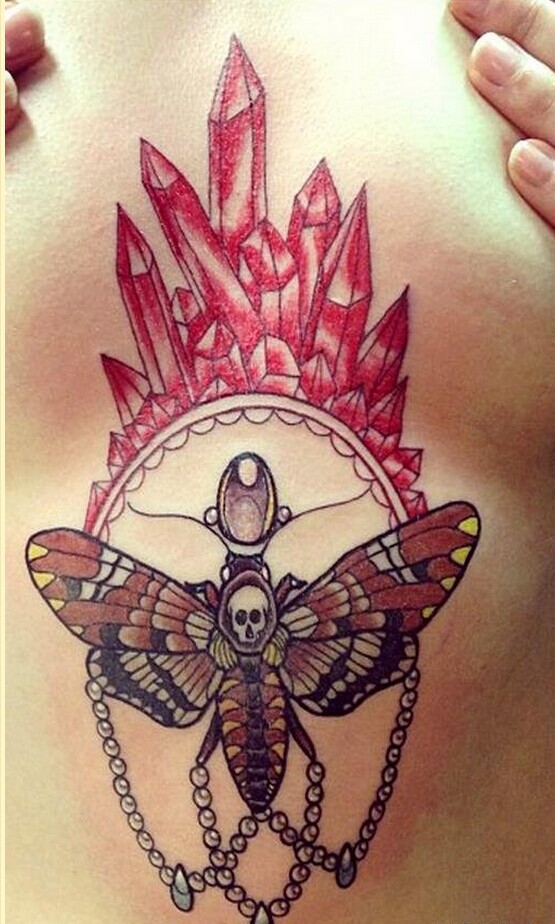 女性性感胸部蛾纹身图案欣赏图片