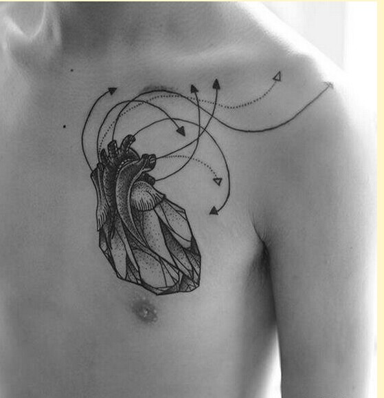时尚男性胸口个性心脏纹身图案图片