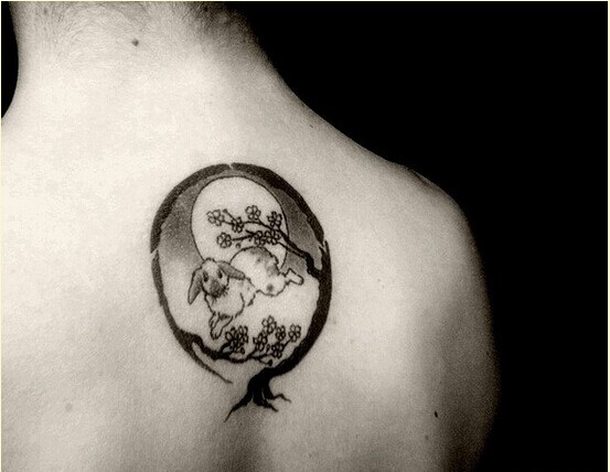 个性肩部树狗纹身图案图片