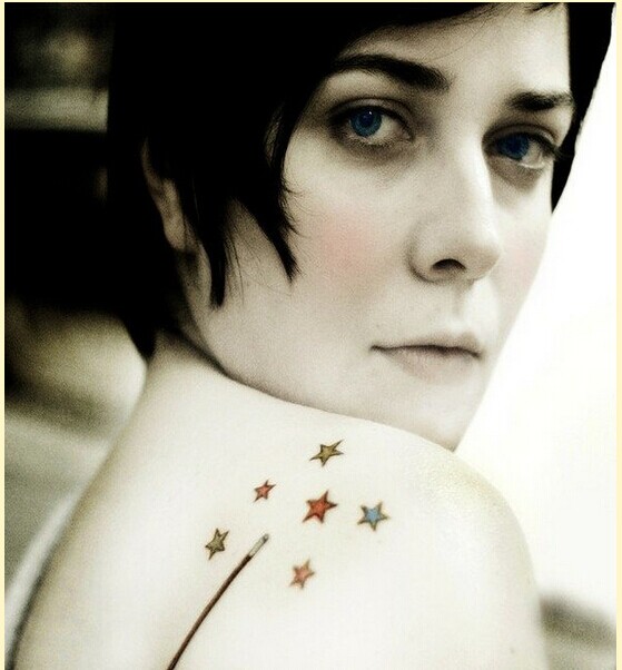 女性肩部漂亮五角星纹身图案图片