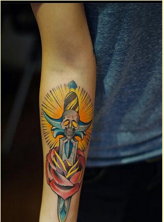 个性手臂骷髅剑穿玫瑰纹身图案欣赏图片