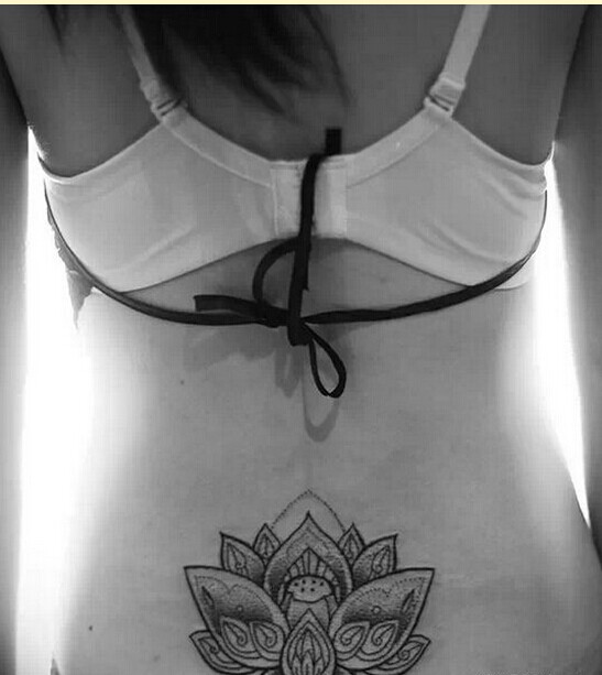 时尚女性腰部点刺莲花纹身图案图片