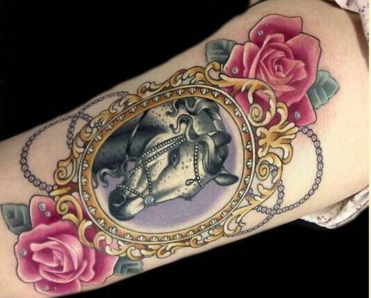 个性手臂马玫瑰花纹身图案欣赏图片