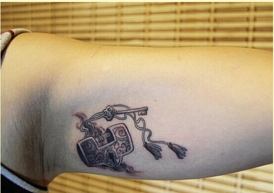 个性手臂漂亮锁纹身图案欣赏图片