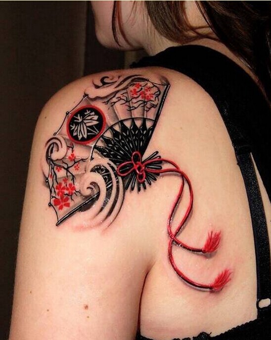 女性肩部漂亮扇子纹身图案欣赏图片