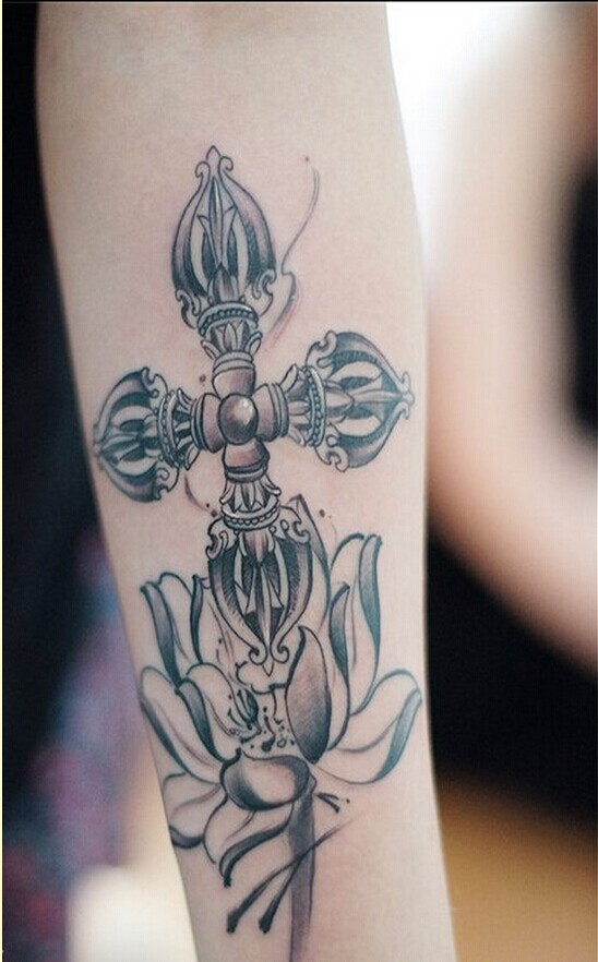 漂亮手臂水墨荷花与十字金刚杵纹身图图片