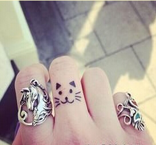 女性漂亮手指猫咪纹身图案欣赏图片