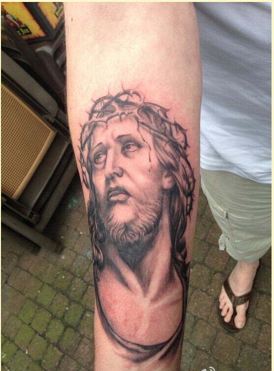时尚个性手臂黑灰耶稣纹身图片图片