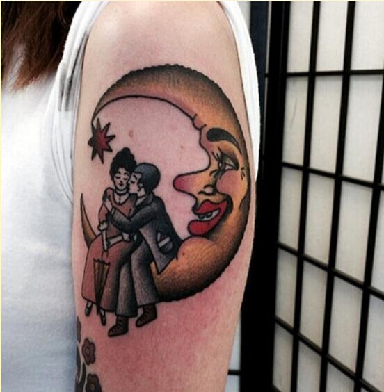 一款个性手臂月亮爱人纹身图案欣赏 图片