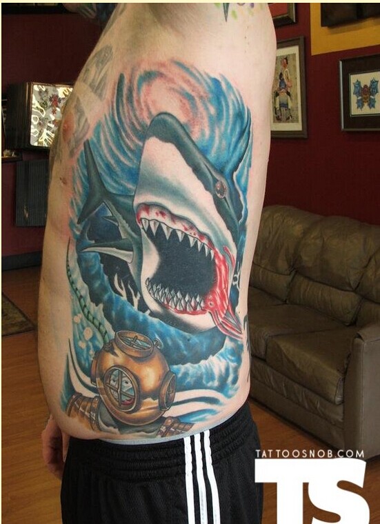 个性时尚侧腰彩色鲨鱼纹身图案图片