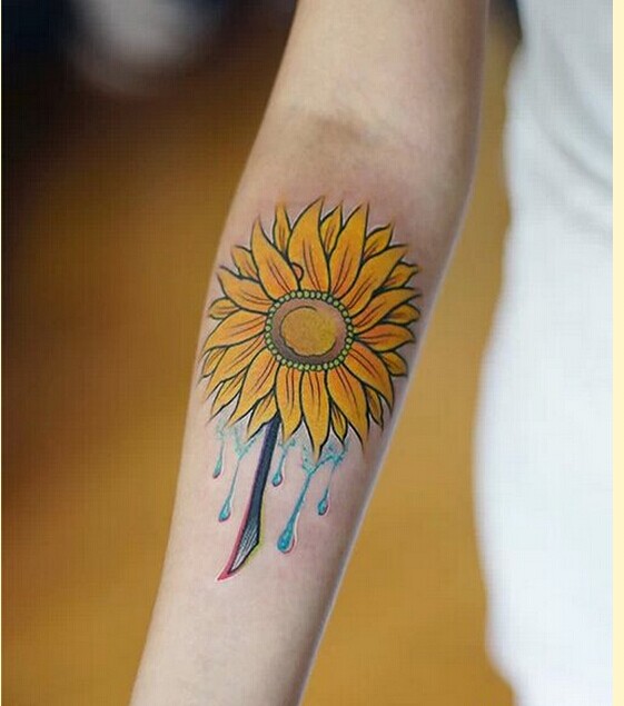 时尚女性手臂漂亮彩色向日葵纹身图案图片