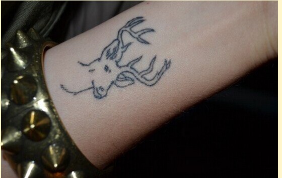 女性手腕漂亮羚羊纹身图案推荐图片