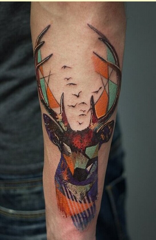 时尚手臂漂亮彩色鹿纹身图案图片