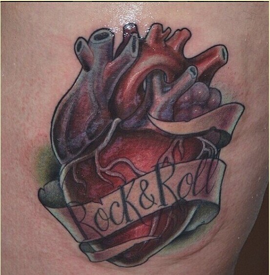 个性肩部时尚心脏纹身图案图片