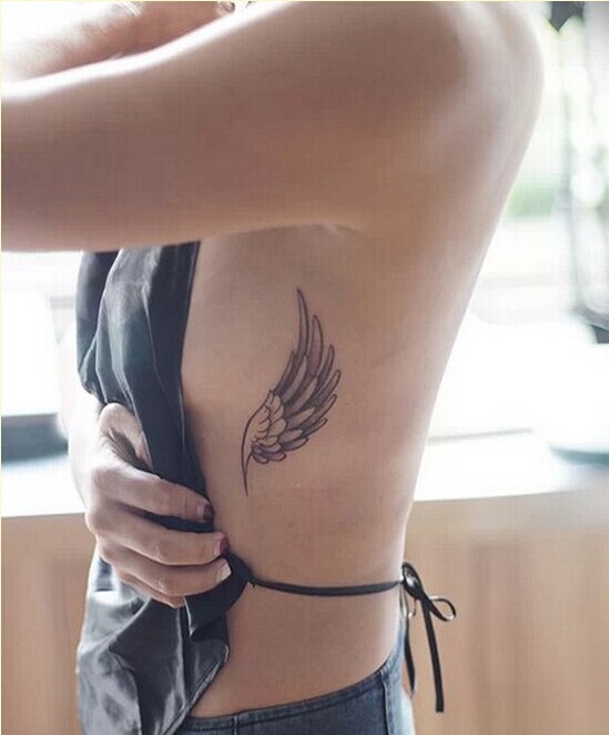个性时尚女性侧腰翅膀纹身图案 图片