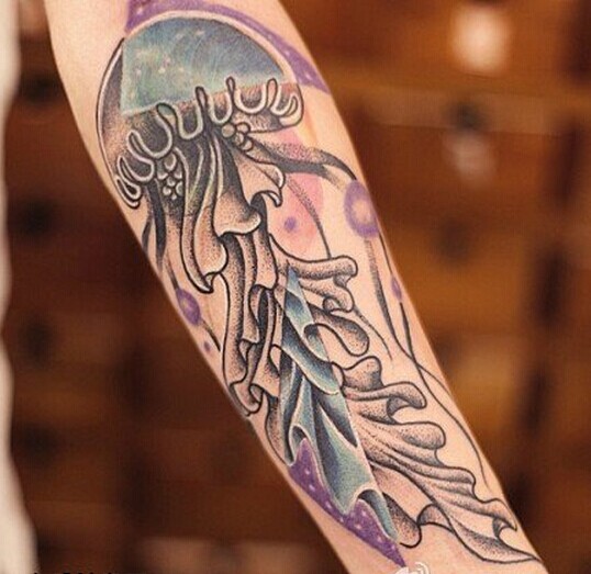 个性手臂时尚彩色水母纹身图案图片