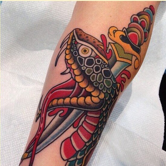 个性时尚手臂蛇匕首纹身图案图片