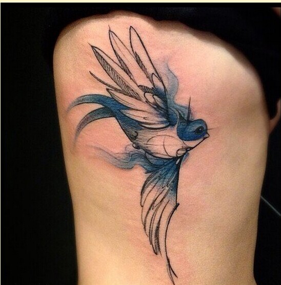 时尚侧腰漂亮蜂鸟纹身图案欣赏 图片