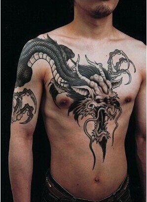 个性男性胸部过肩龙纹身图案图片