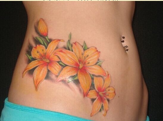 美女腹部漂亮百合花纹身图案图片