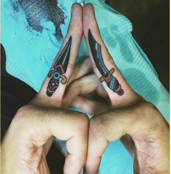 时尚手指漂亮匕首纹身图片图片