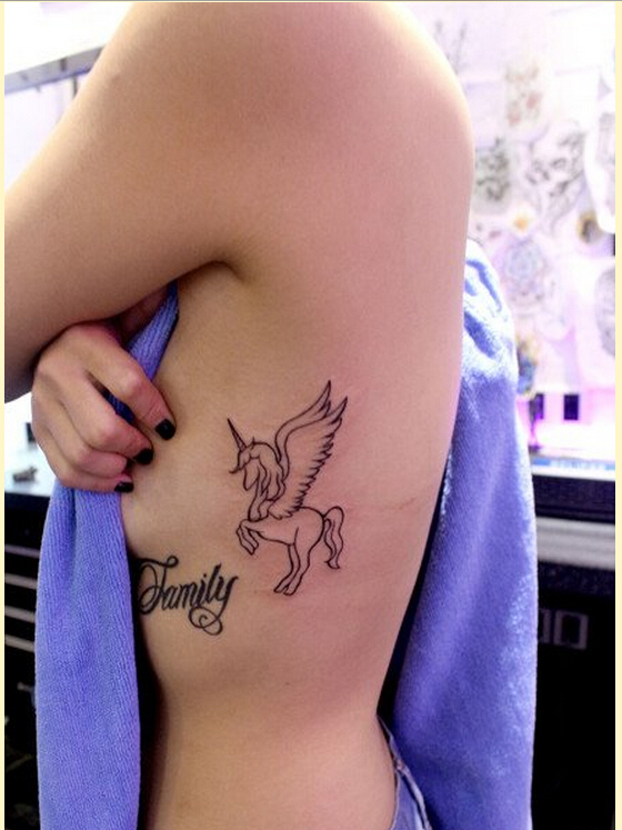 性感女性侧腰时尚独角兽纹身图案图片