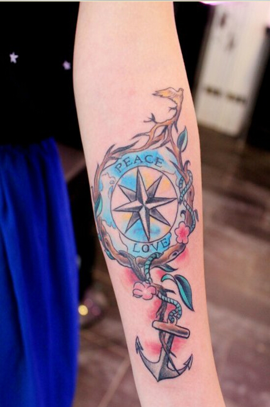 时尚女性手臂指南针船锚纹身图案图片