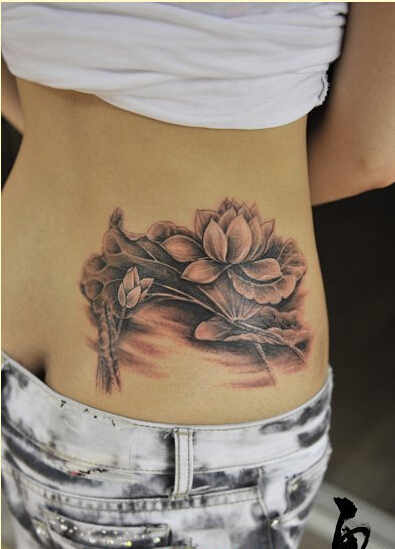 时尚腰部漂亮莲花荷叶纹身图案欣赏图片