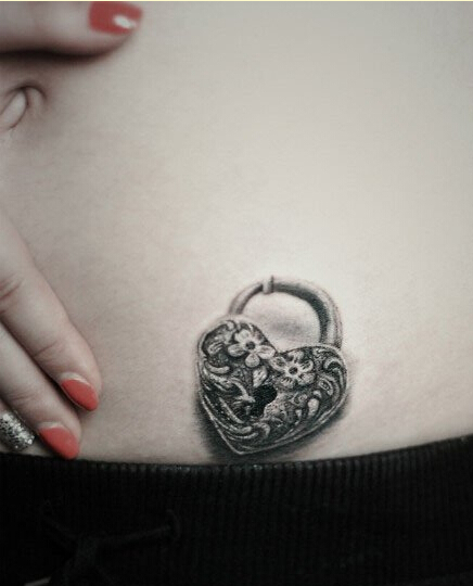 个性时尚美女腹部漂亮爱心锁纹身图案图片