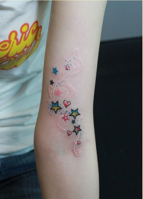 美女手臂漂亮爱心与五角星纹身图案欣图片