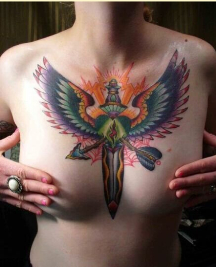 时尚经典性感女生胸部匕首翅膀纹身图图片