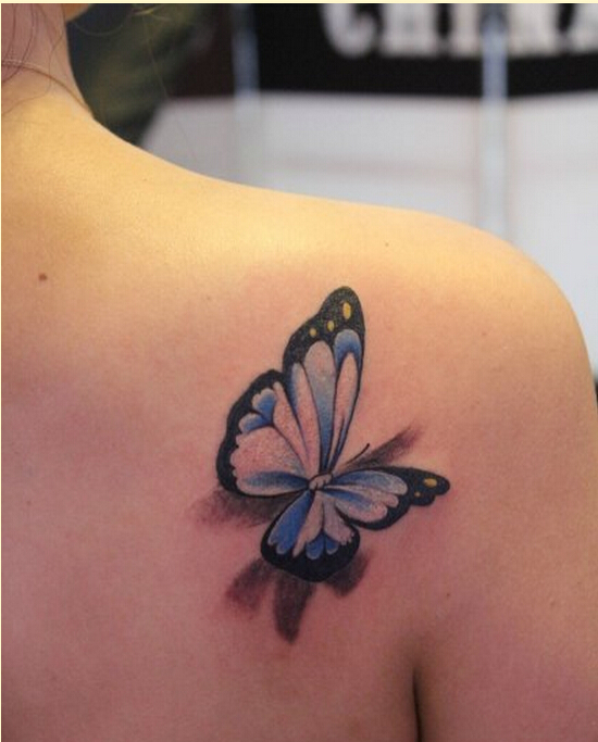 时尚女性肩部好看的彩色3D蝴蝶纹身图图片