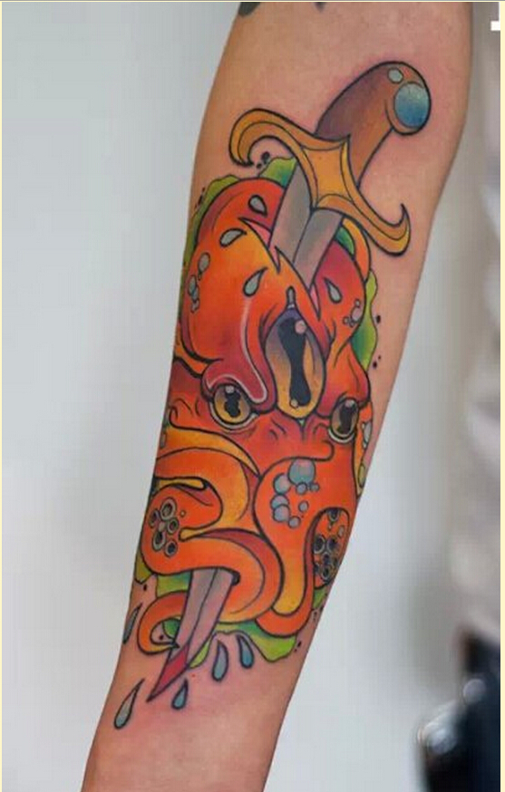 时尚手臂好看的彩色匕首章鱼纹身图案图片