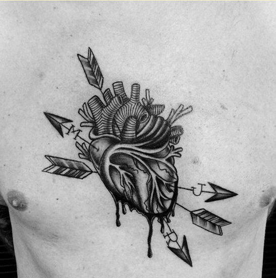 时尚男性胸口个性心脏纹身图案推荐图片