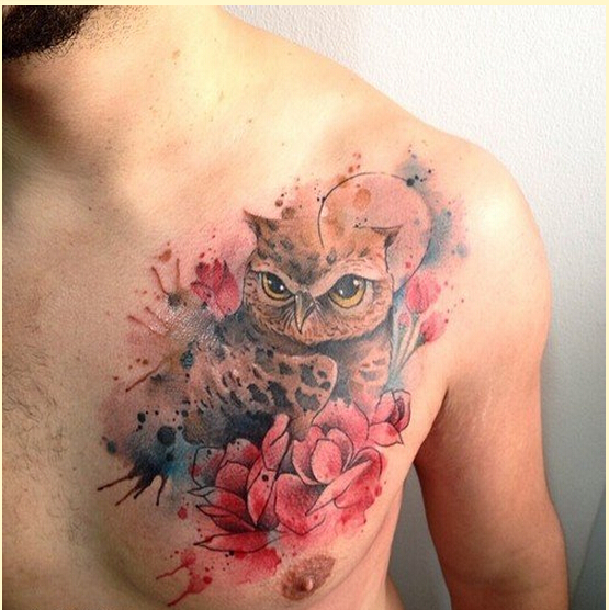 个性男性胸口时尚彩色猫头鹰纹身图片图片