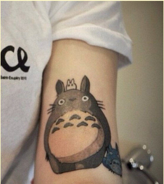 个性手臂时尚好看的卡通龙猫纹身图案图片
