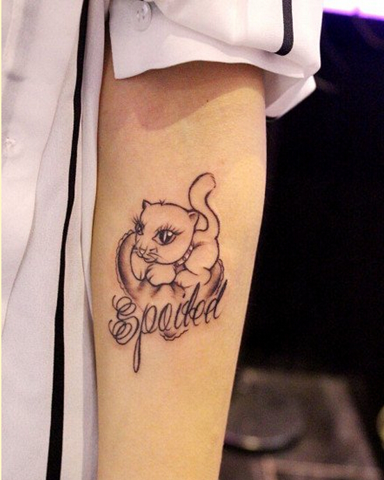 时尚手臂漂亮好看的猫咪字母纹身图案图片
