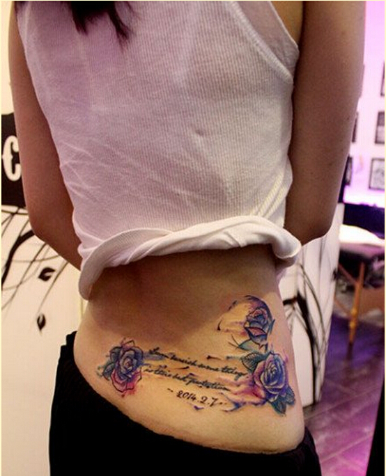 时尚女性腰部漂亮彩色玫瑰花纹身图案图片