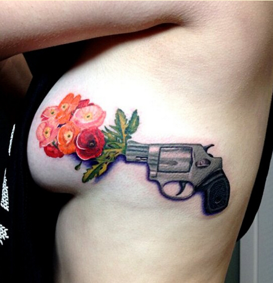 性感时尚美女胸部漂亮手枪花纹身图片图片