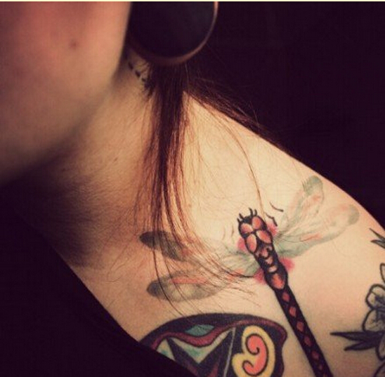 时尚女性肩部漂亮彩色蜻蜓纹身图案图片