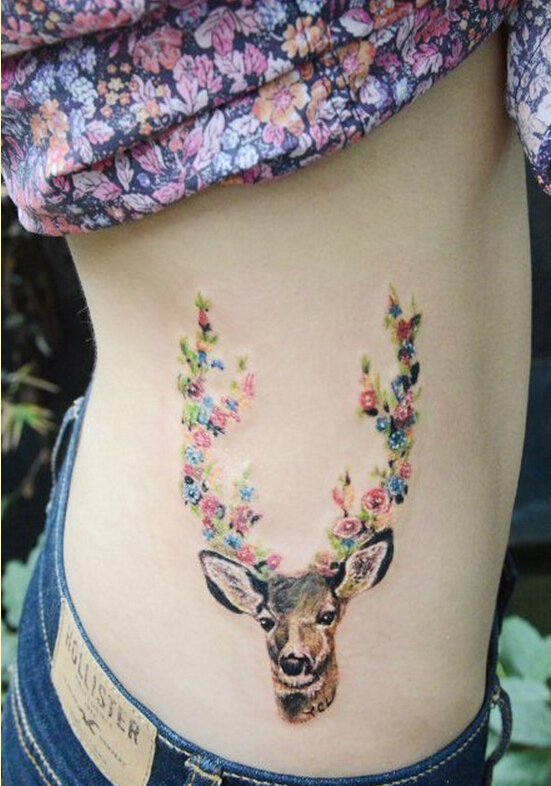 性感女性侧腰好看的彩色小鹿纹身图案图片