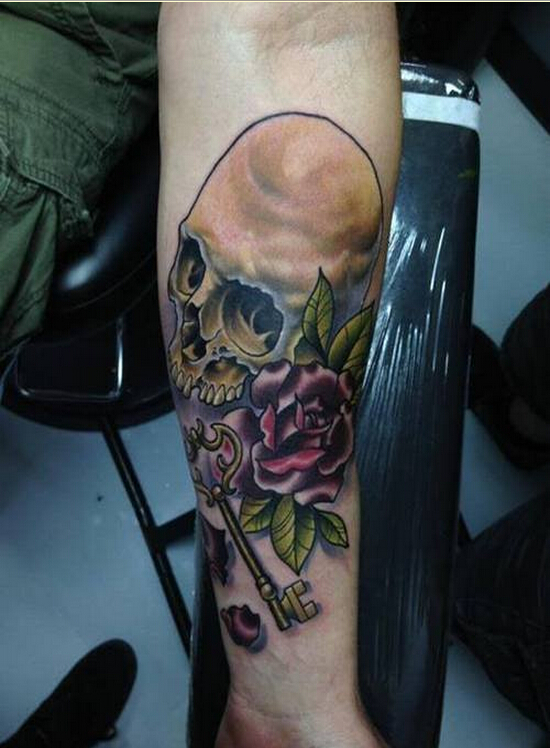 个性手臂好看的骷髅玫瑰花钥匙纹身图图片