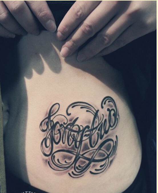时尚女性腹部漂亮花体字纹身图案图片