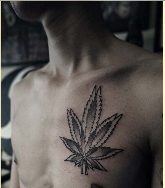 个性男性胸口好看的枫叶纹身图案图片