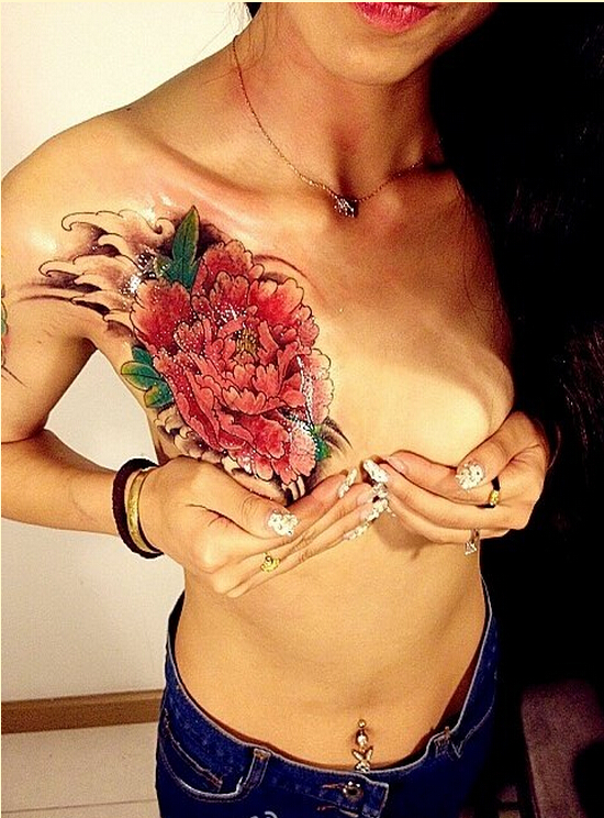 性感女性胸部漂亮彩色牡丹纹身图案图片