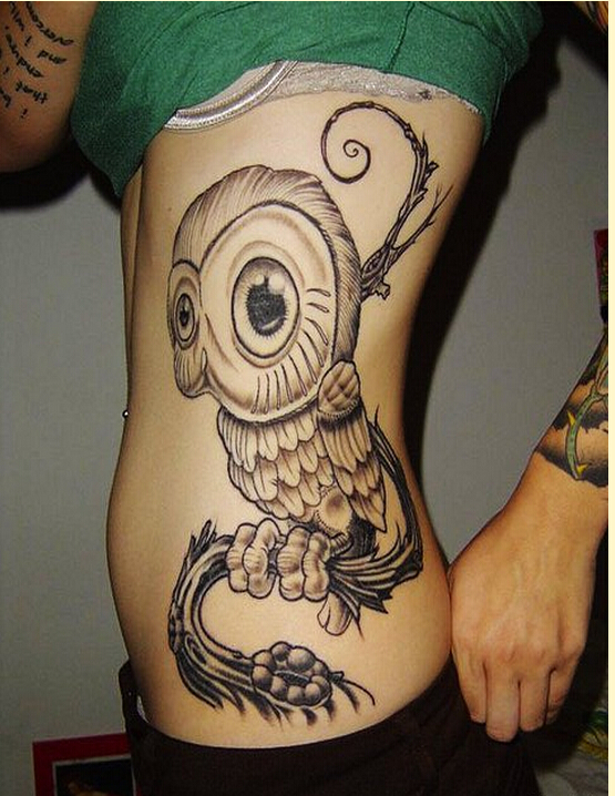 时尚女性腰部个性好看的猫头鹰纹身图图片